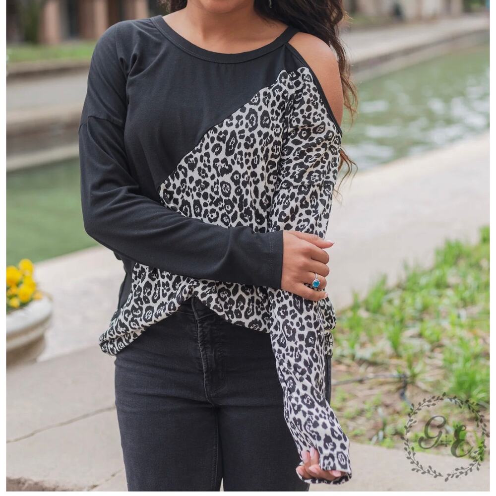 Grace & Emma Boutique Black & White Leopard Cut Out Shoulder Top | Women’s Large